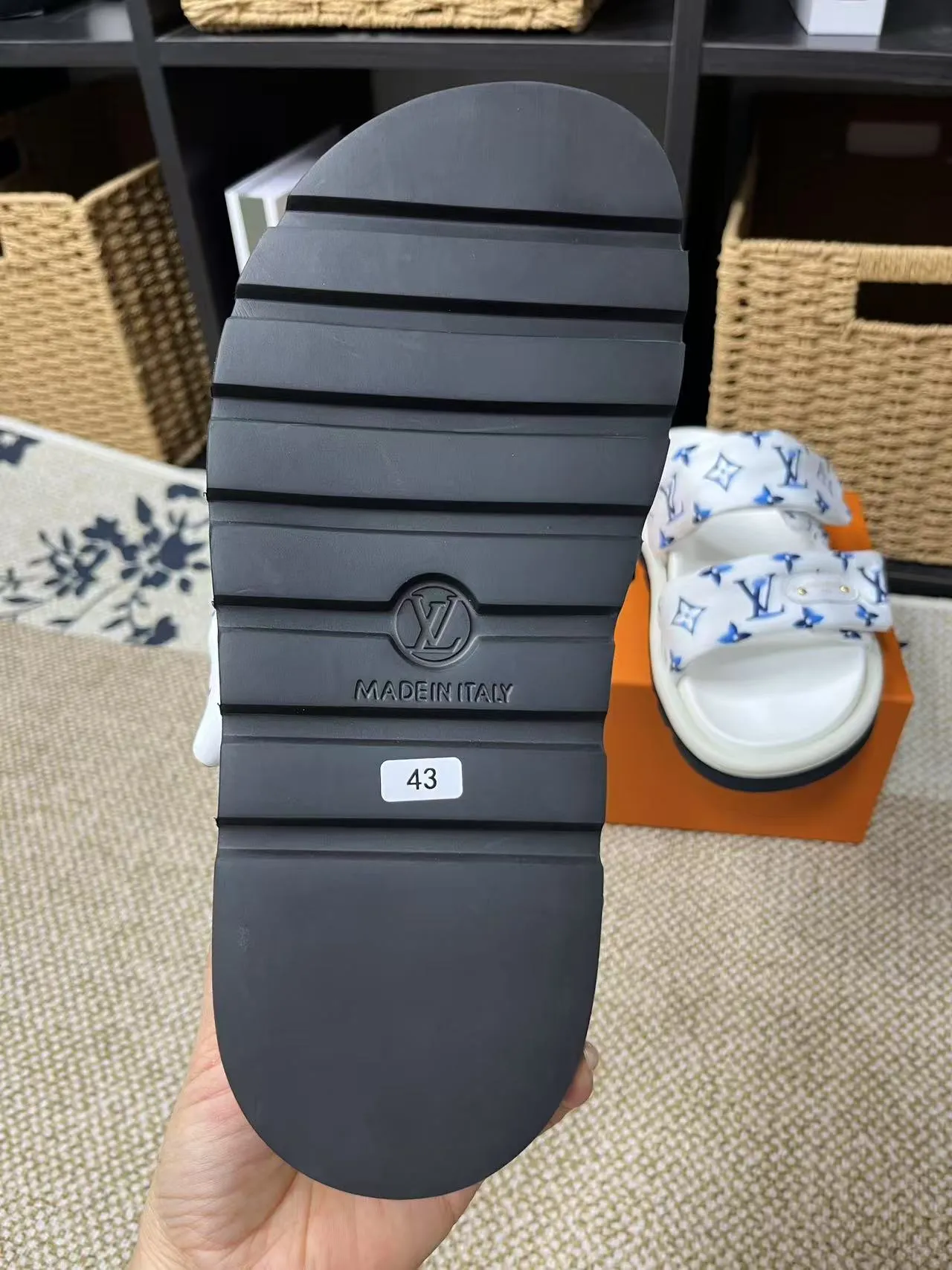 P340 yuan LV Louis Vuitton Full of high-end feel! A popular model among bloggers at home and abroad, it’s retro and fashionable, and looks stunning on your feet! Mainly recommended model on the official website★ ━━━━━ ЅᏇєєt ━━━━━ ▪️Upper: original calfskin ➕5D printing process ▪️Inner: imported mixed sheepskin ▪️Outsole: original molded foam outsole ▪️Size: Female 35-40 Men's 39-44 (women's 41 men's 45)